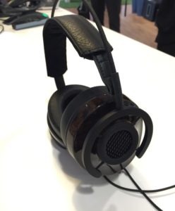 Audioquest NightHawk - semi-åbne over ear høretelefoner set fra siden